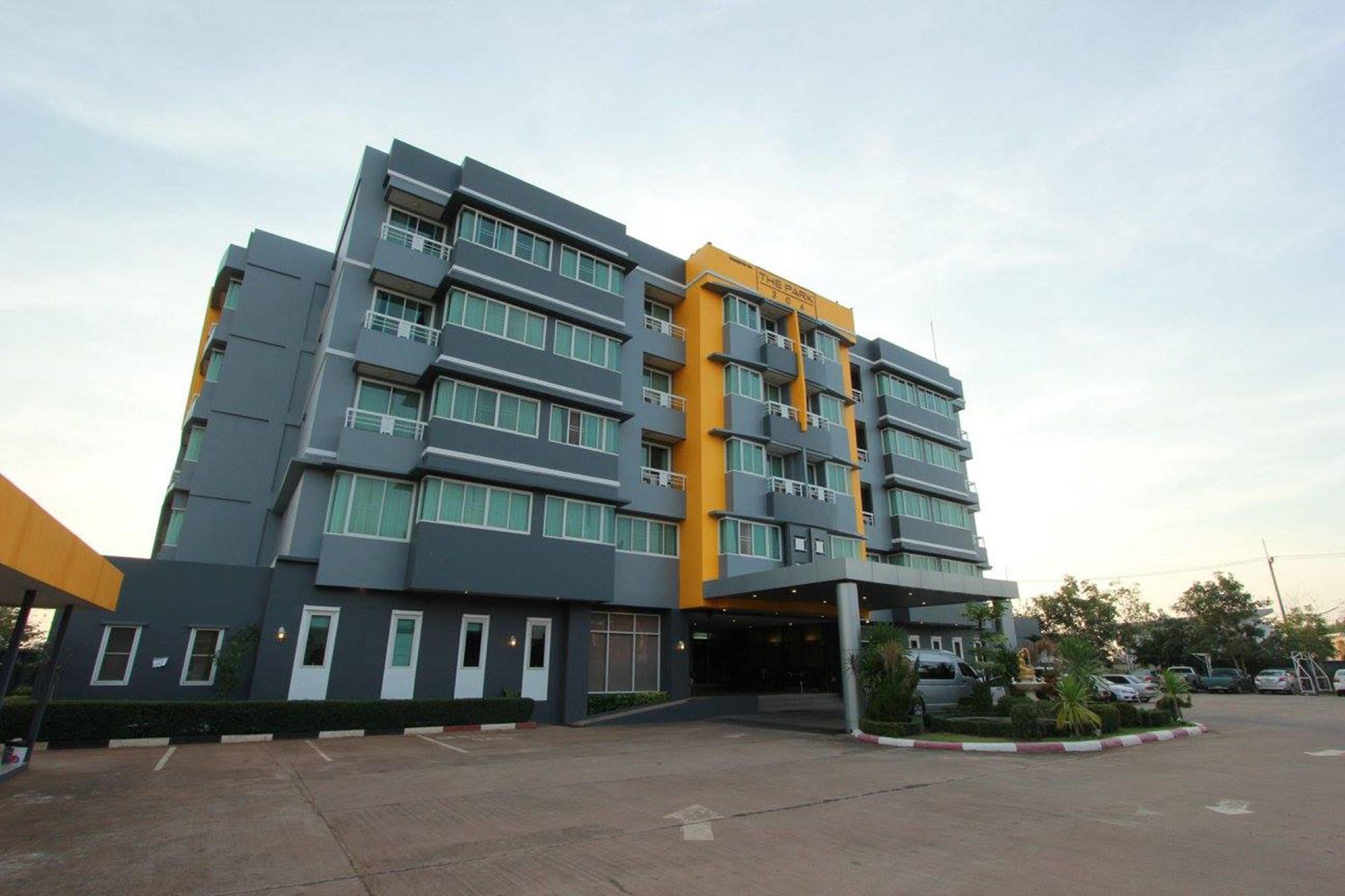 The Park 304 Executive Serviced Apartment Si Maha Phot Eksteriør billede